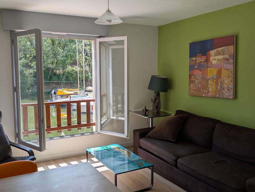 Χώρος καθιστικού στο Appartement sur le port de la Roche Bernard 2chambres