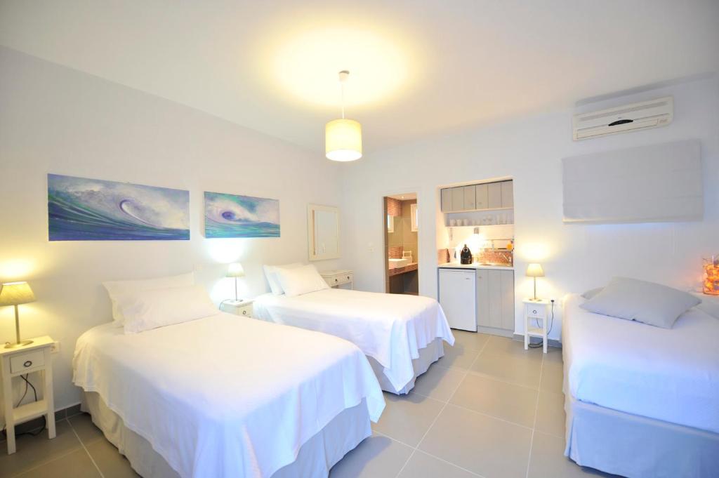Postel nebo postele na pokoji v ubytování Almira Suites - Seafront - Naousa Paros