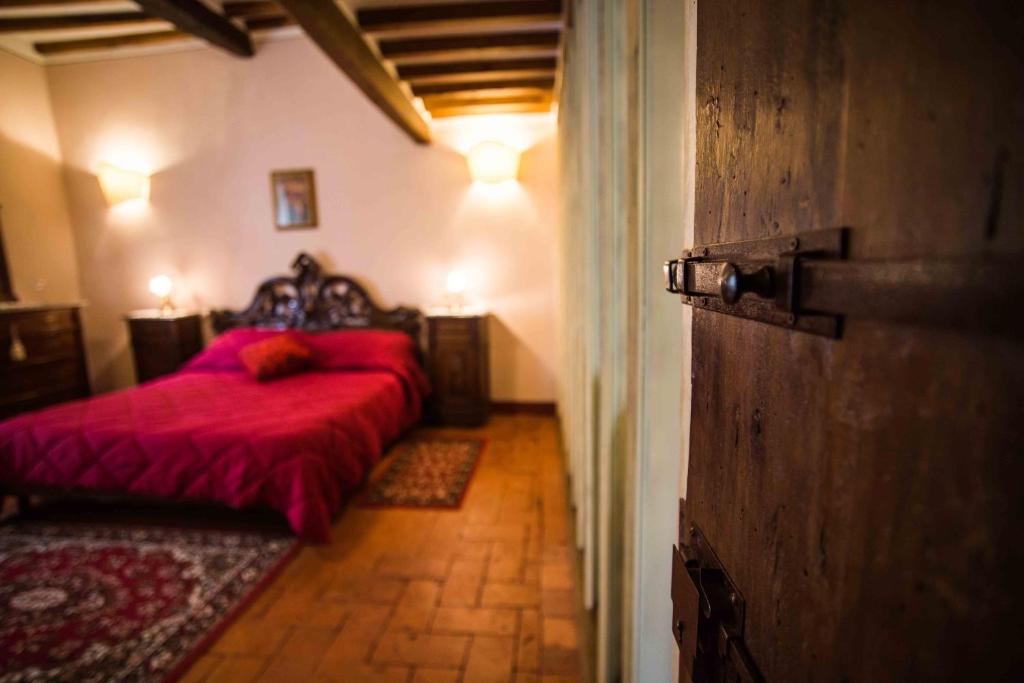 Posteľ alebo postele v izbe v ubytovaní Domus Ghibellinae- Fonte di San Benedetto