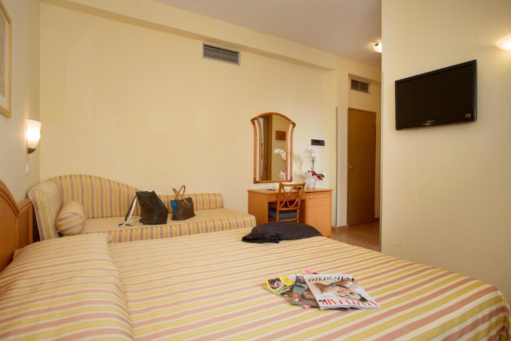 Televízia a/alebo spoločenská miestnosť v ubytovaní Hotel Katy