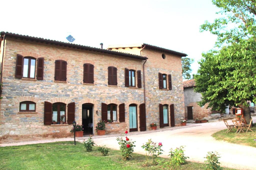 a large brick building with a yard in front of it at Da Foschetta in Matelica