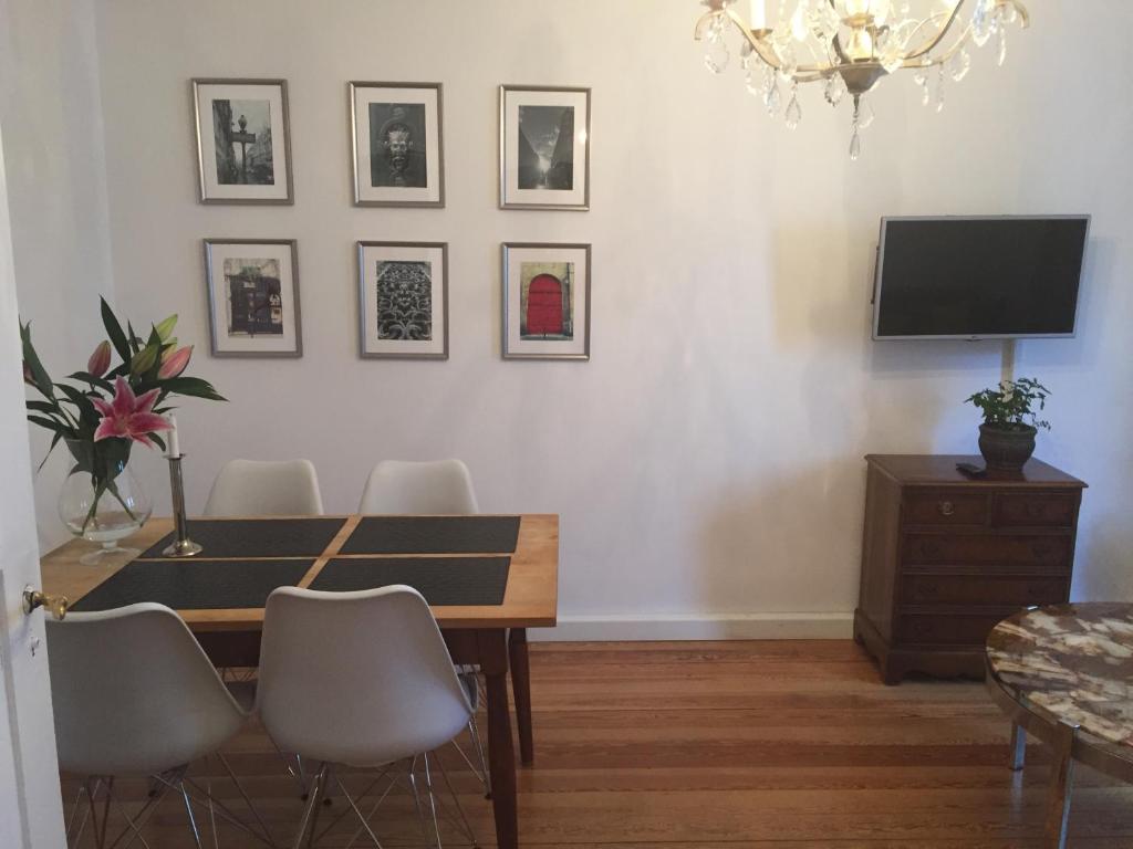 a dining room with a table and a tv at Ferienwohnung West in Stuttgart