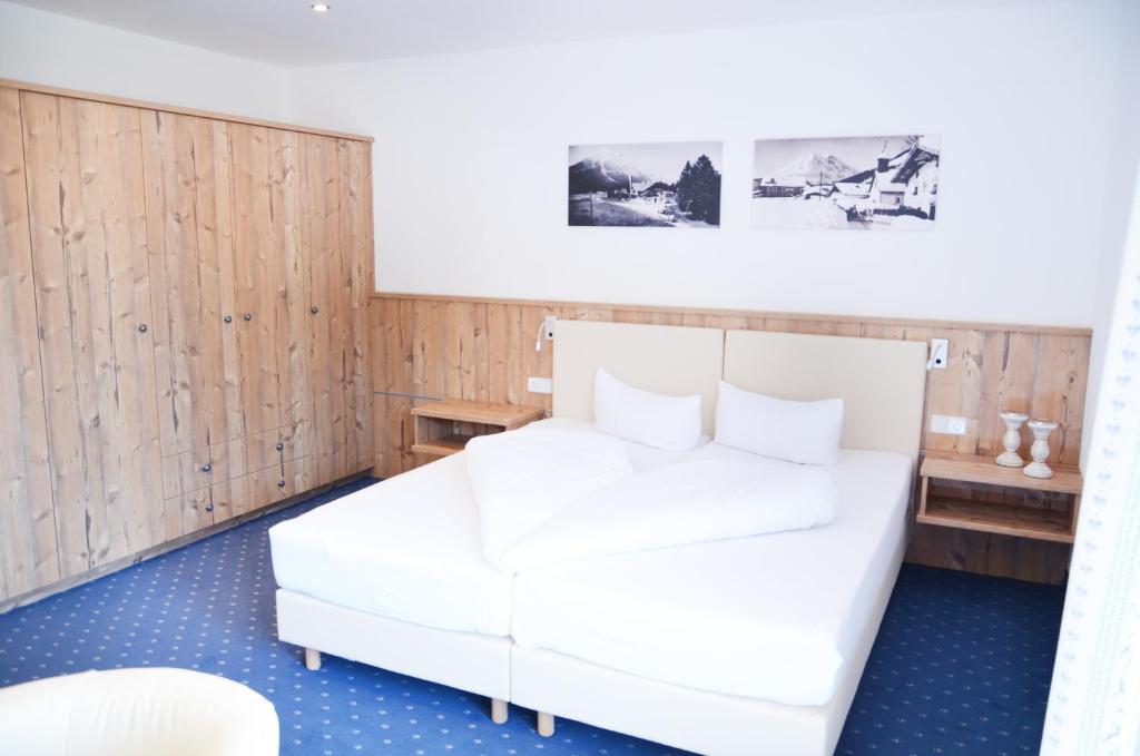 Postel nebo postele na pokoji v ubytování Hotel Tirolerhof