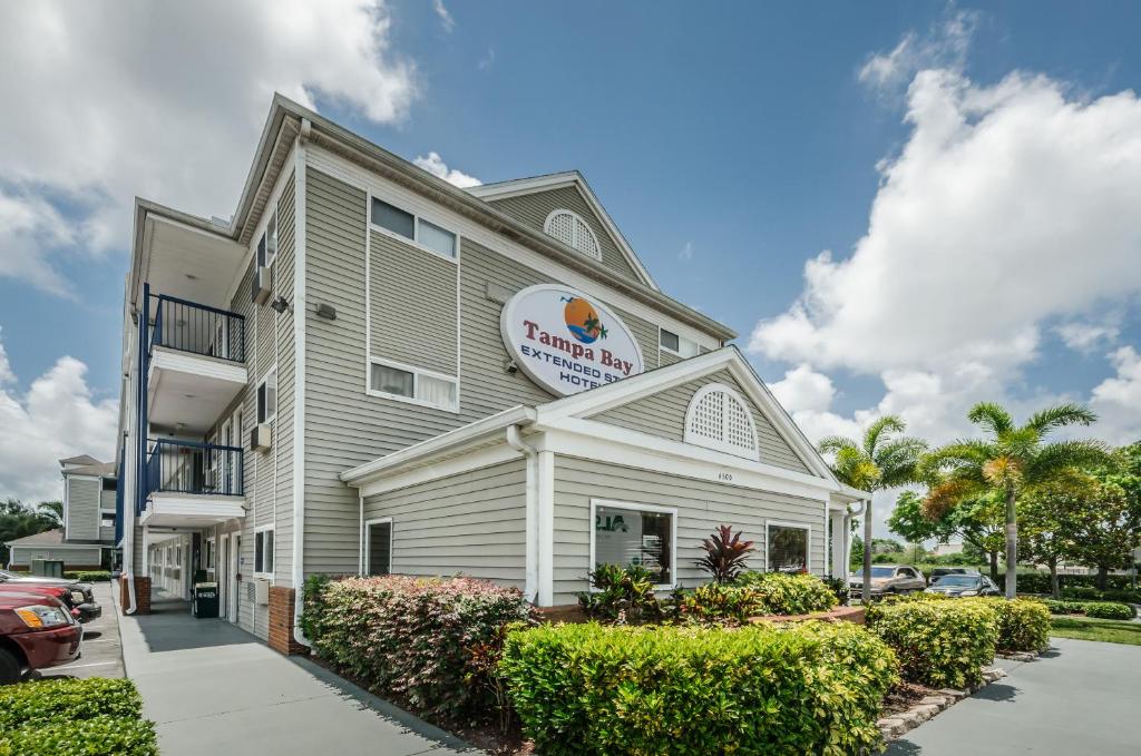 Un edificio con un cartel en el costado. en Tampa Bay Extended Stay Hotel, en Largo