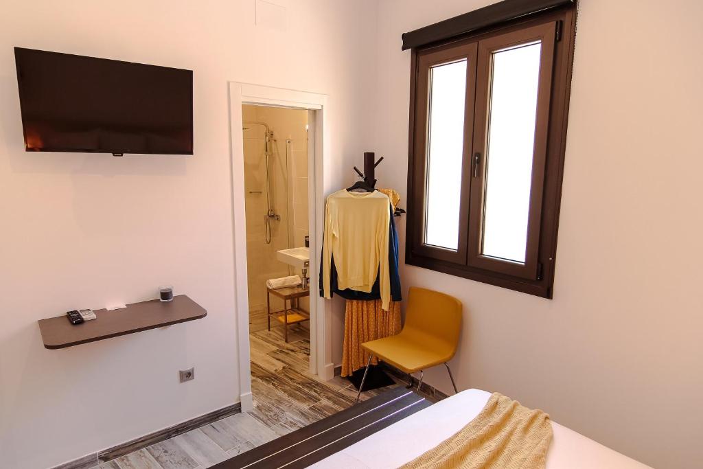 Televízia a/alebo spoločenská miestnosť v ubytovaní The 8 Rooms House