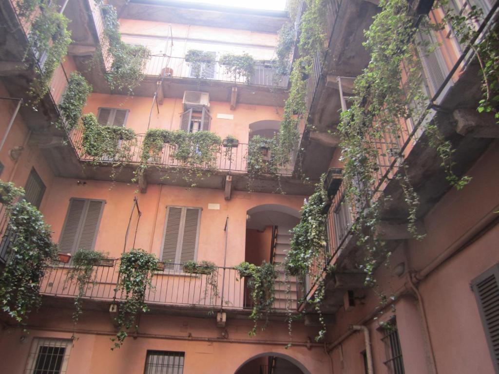 un edificio de apartamentos con plantas en los balcones en Charming and elegant apartment historic center of Milan en Milán