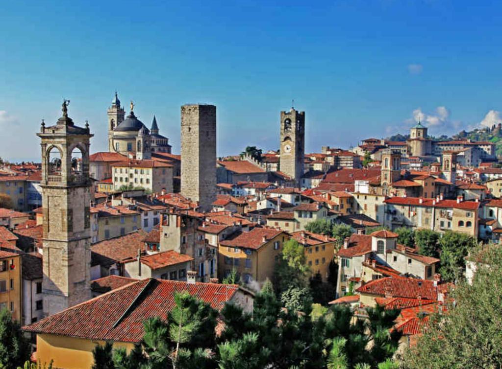 Výhľad na mesto Bergamo alebo výhľad na mesto priamo z penziónu