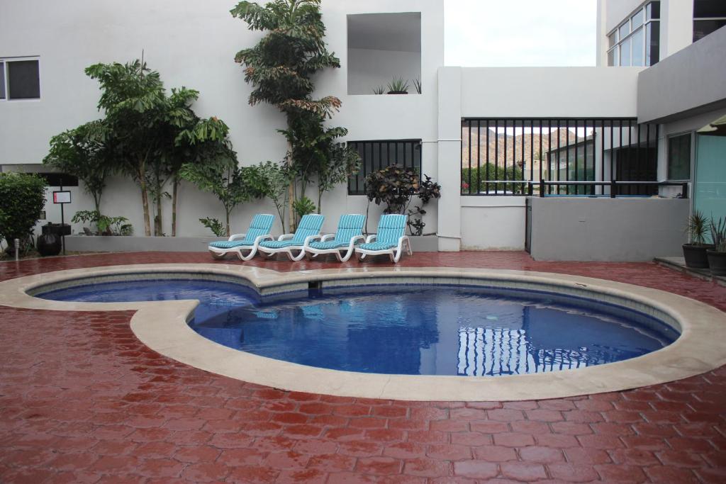 Seven Crown Express & Suites by Kavia photo