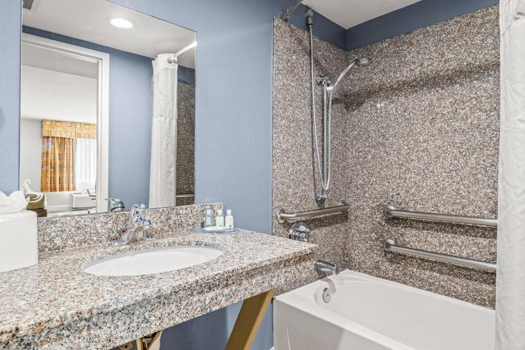 Quality Inn & Suites Tampa near Fairgrounds and Casino photo