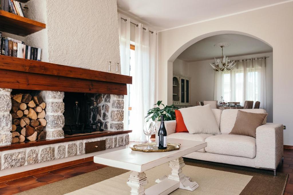 モンティニョーゾにあるB&B Magnoliaのリビングルーム(白いソファ、暖炉付)