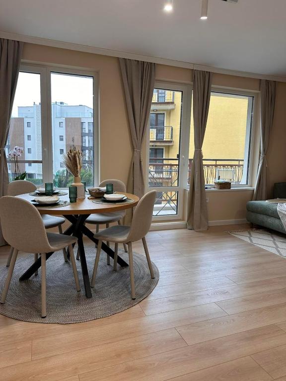 una sala da pranzo con tavolo e sedie in soggiorno di WaveApartment a Varna