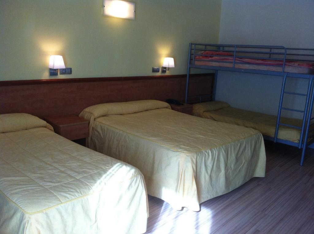 Postel nebo postele na pokoji v ubytování Hotel Ciutadella