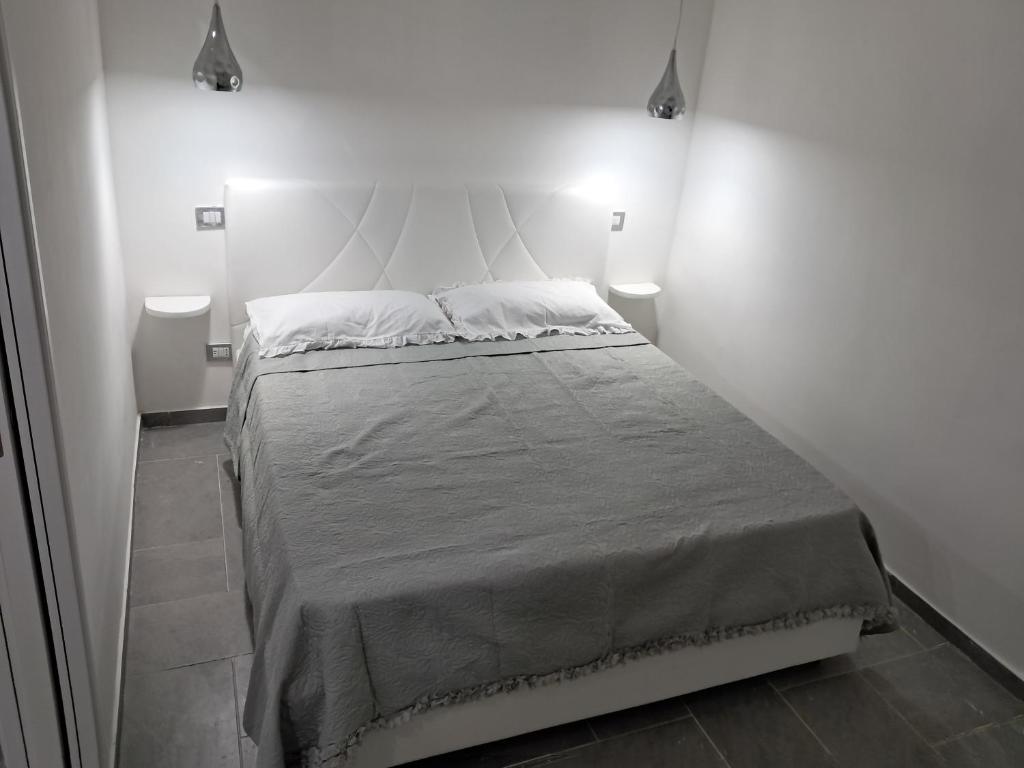 - une chambre dotée d'un grand lit avec deux lumières dans l'établissement Pietro Fudduni Apartment, à Palerme