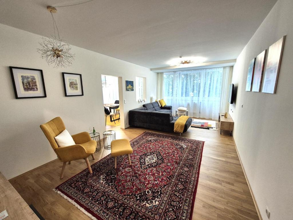 una sala de estar con un sofá y una alfombra en Außergewöhnlich, en Graz