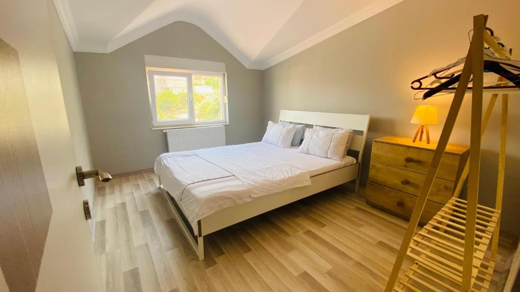 a small bedroom with a bed and a window at Peribacası Manzaralı Modern Daire 2 in Urgup