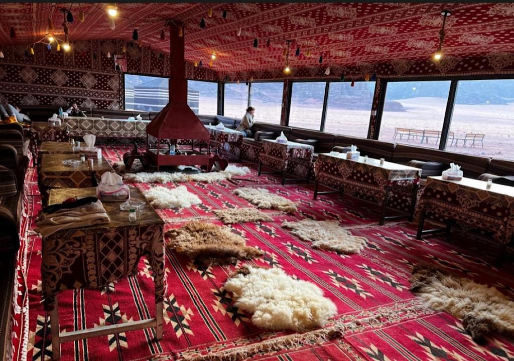 una grande stanza con tavoli e sedie sul pavimento di Rum Sky Experiences a Wadi Rum