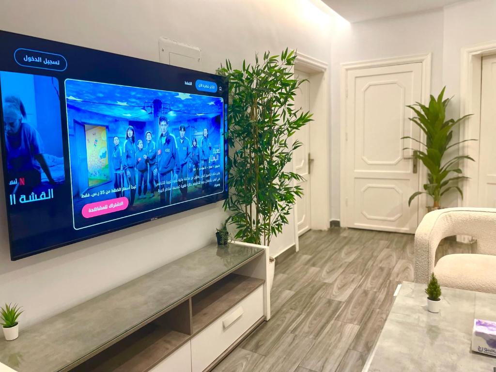 Una televisión o centro de entretenimiento en شقة 9