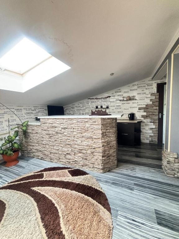 Μια τηλεόραση ή/και κέντρο ψυχαγωγίας στο Stone City Apartment in Park Zone