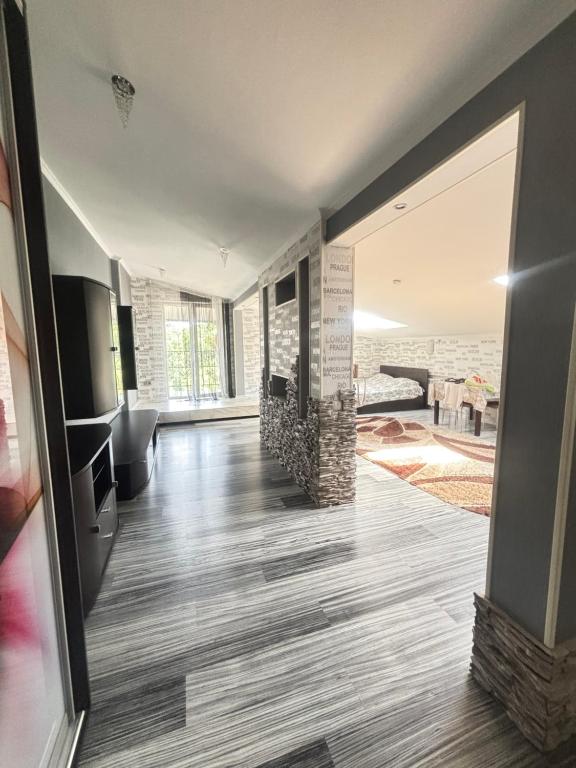 Кровать или кровати в номере Stone City Apartment in Park Zone
