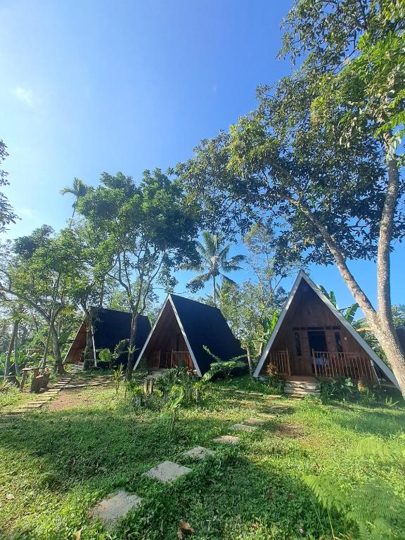 特特巴图Forest Side Bungalow的一群树木繁茂的小屋