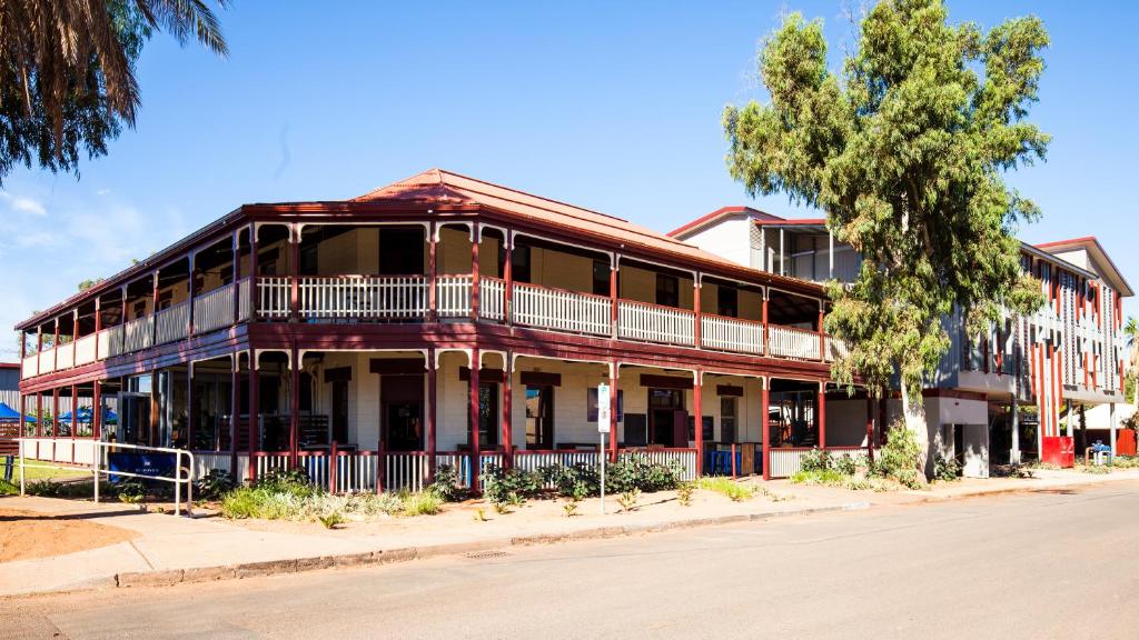 ein altes rotes Gebäude an der Straßenseite in der Unterkunft Beadon Bay Hotel in Onslow