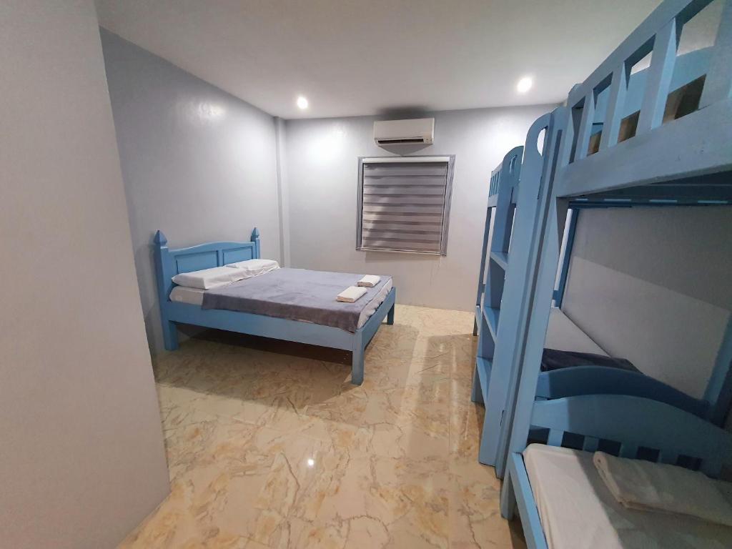 een slaapkamer met een bed en een stapelbed. bij Denzel's Cosy Inn in San Juan