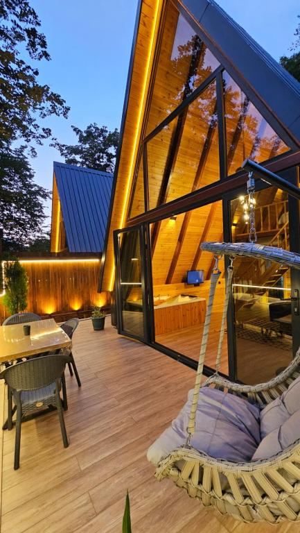 een huis met een hangmat ervoor bij Saklı Vadi Suit Villa in Ardeşen