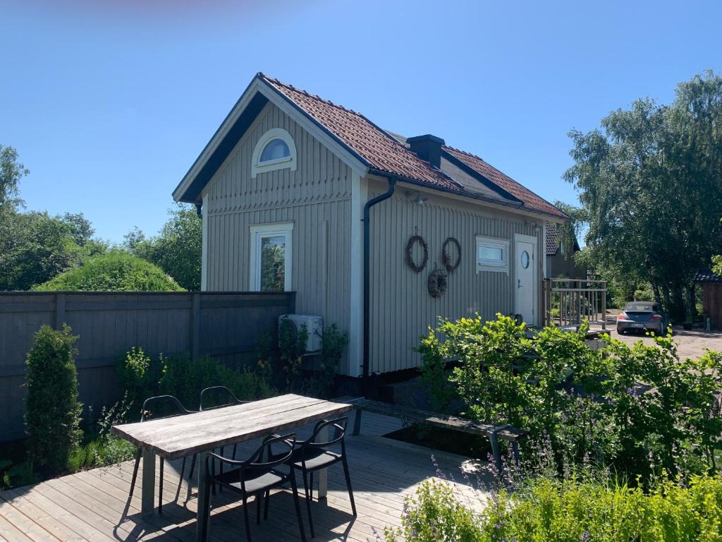 ヴァールベリにあるStation Bed and Kitchen Guesthouseの小屋前のピクニックテーブル