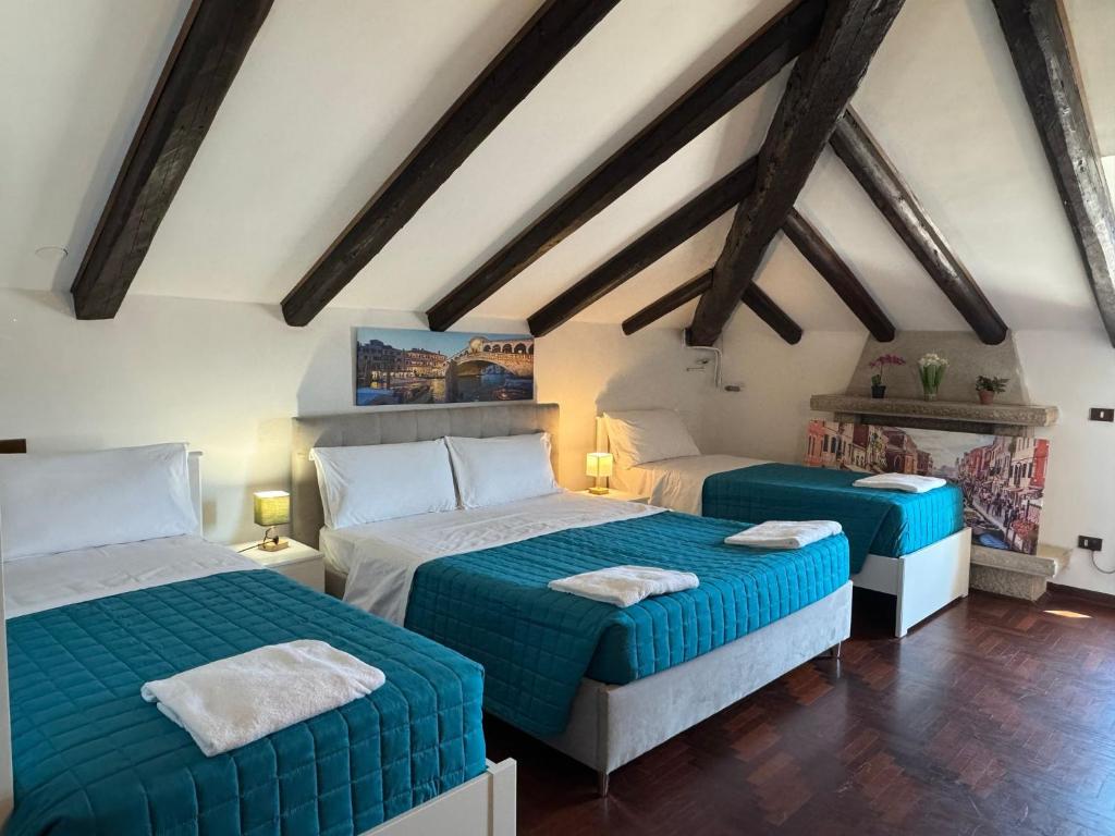 Dos camas en una habitación con techos de madera. en premium vacation home, en Venecia