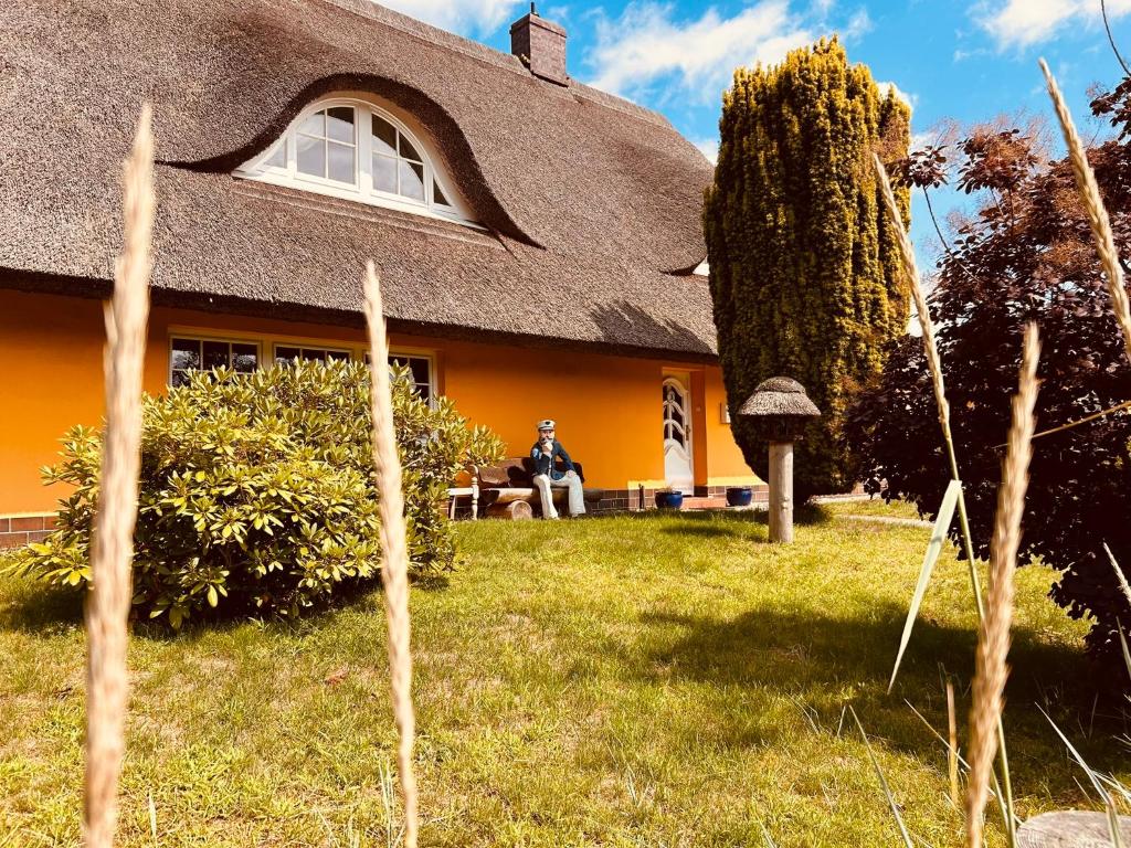 En have udenfor Ferienhaus Brise - Skipper's Kabine