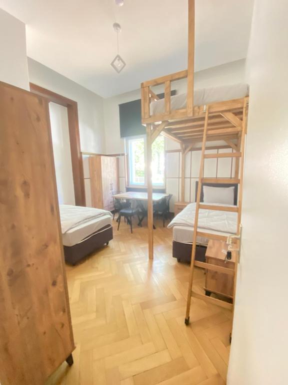 Postel nebo postele na pokoji v ubytování 3 Bett Zimmer in Villa mit Gemeinschaftsbad