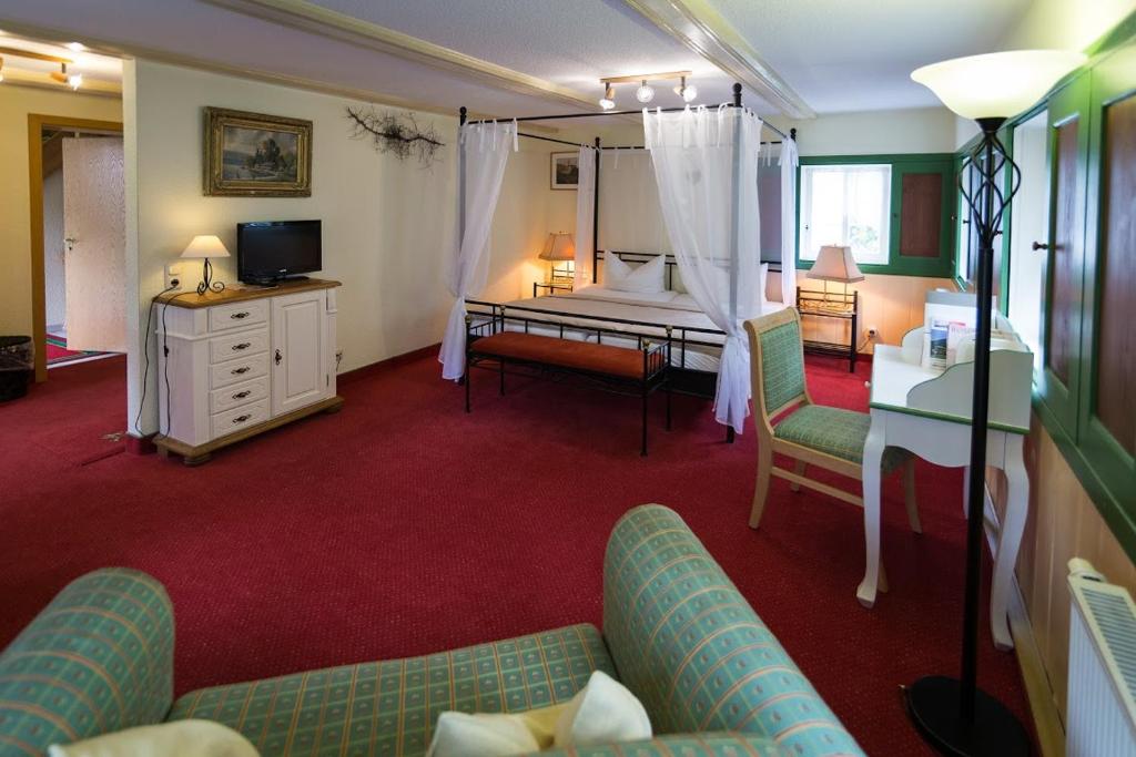 Postel nebo postele na pokoji v ubytování Romantik Hotel Zum Lindengarten