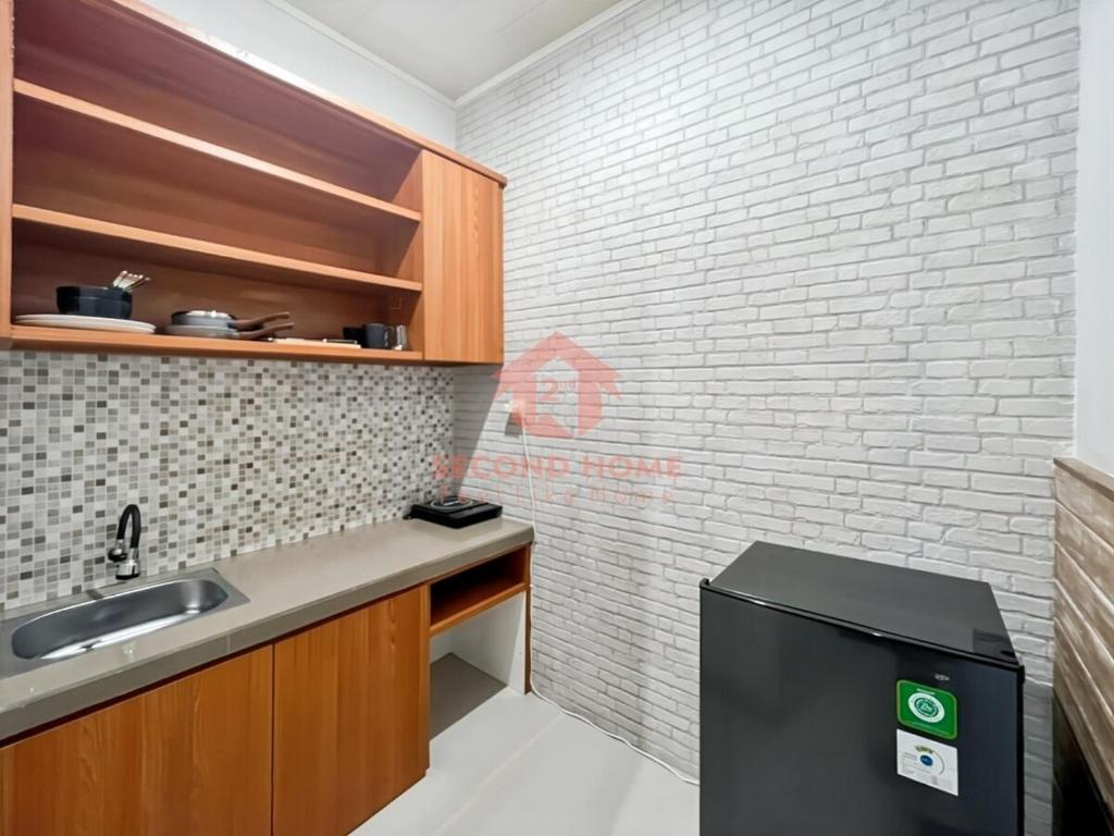 eine Küche mit Spüle und Ziegelwand in der Unterkunft Cozy 1BR Uluwatu Room Pool in Uluwatu