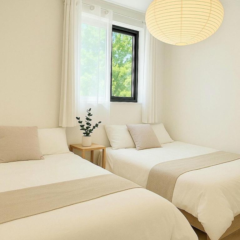 Llit o llits en una habitació de Suwon Haewol Stay