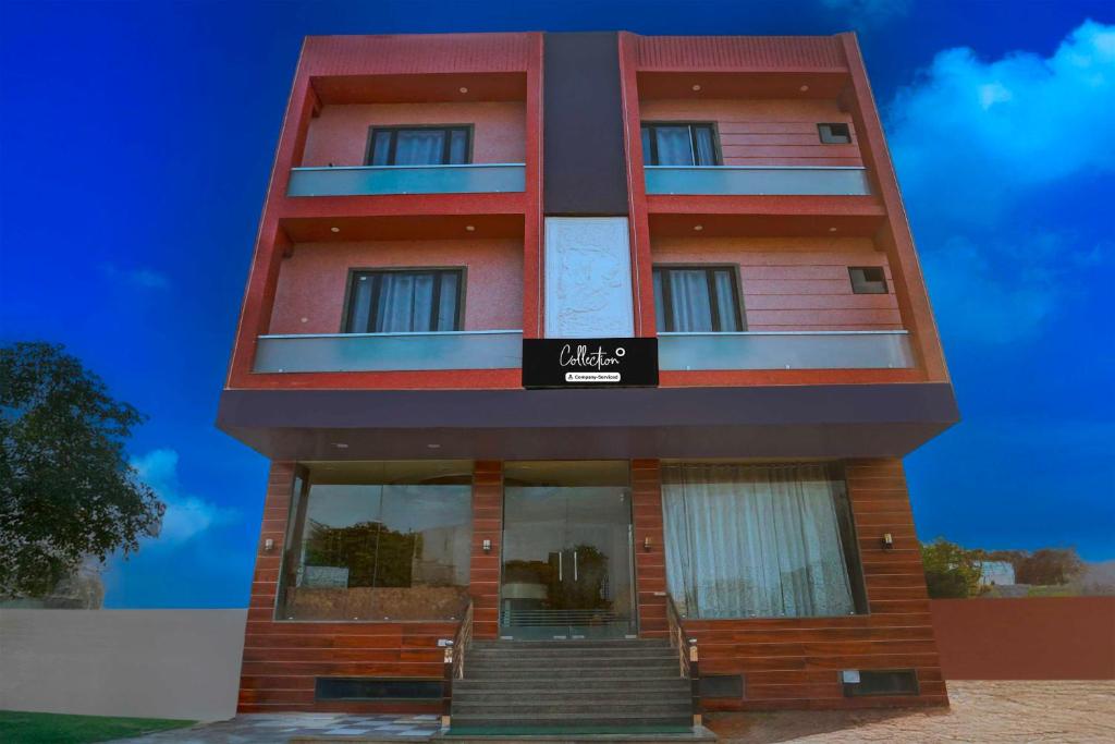 a building with a sign that reads villas at Collection O Shyam Sarovar Near Khatu Shyam in Khātu