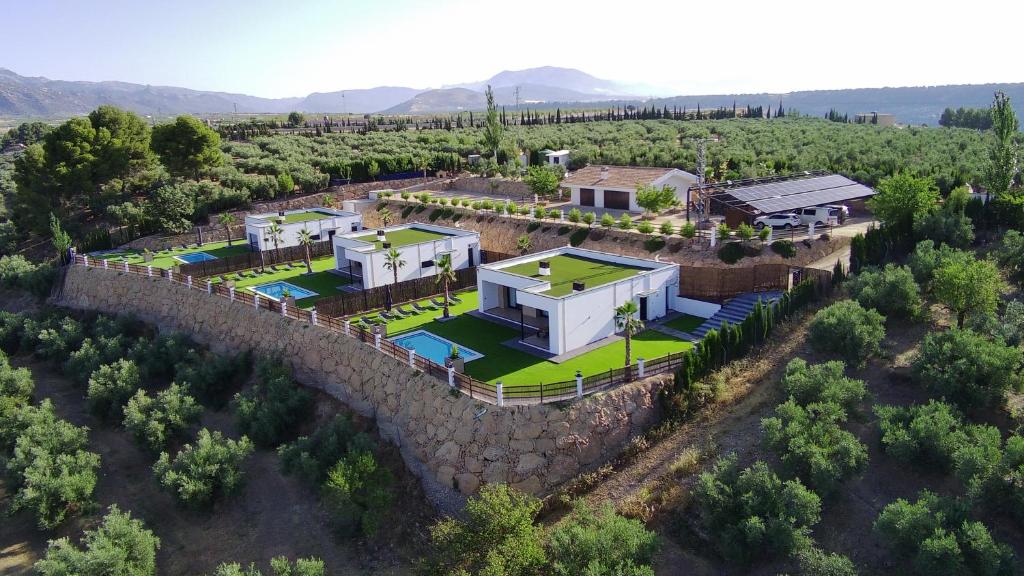 eine Luftansicht eines Hauses mit einer Steinmauer in der Unterkunft Villas de lujo con Chimenea y Vistas Panorámicas a la Sierra de Cazorla in Pozo Alcón