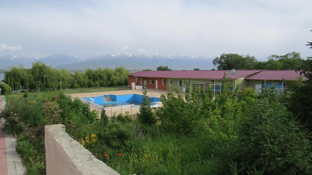 La alberca dentro o cerca de Issyk-Kul Cozy Cottage