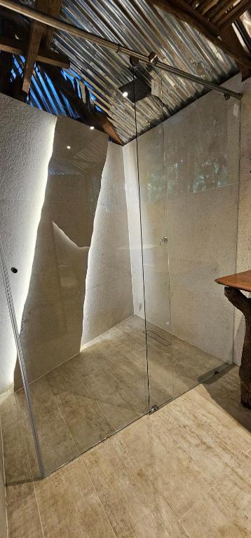 a glass wall in a room with a table at Casa del árbol - Kiosko el Tacana in Leticia