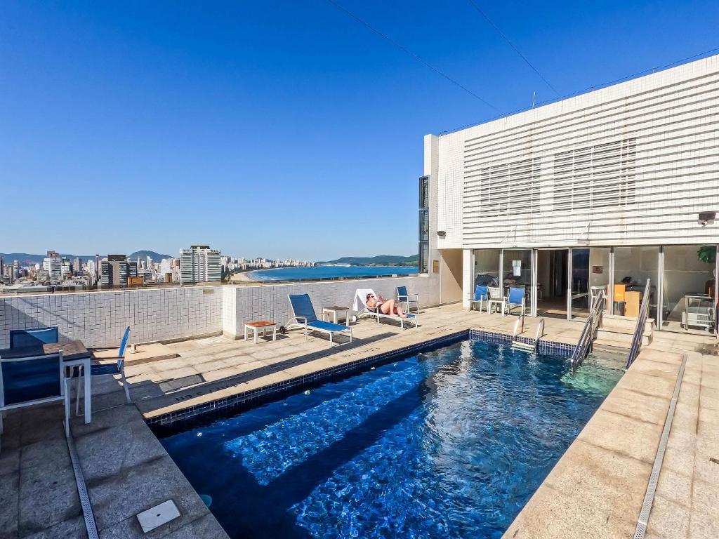 a swimming pool on the roof of a building at Stay Inn Santos com Vista Mar e Varanda in Santos