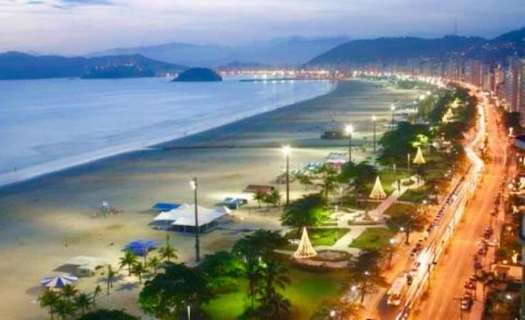 eine Luftansicht auf einen Strand mit dem Meer in der Unterkunft Aconchego no Litoral in Santos