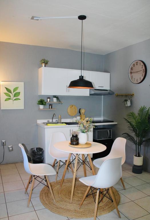 a kitchen with a table and chairs in a room at Preciados Loft Cold AC best WIFI in Tequila