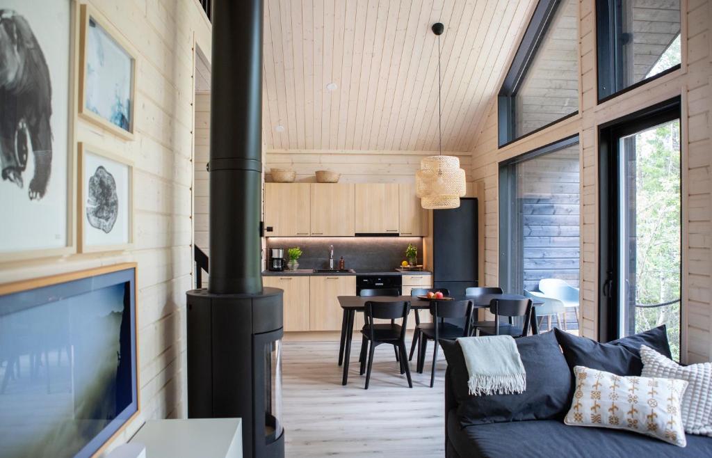 Una sala de estar con un sofá y una estufa. en Villa Syli, en Äkäslompolo