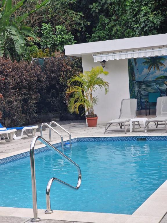 Piscina a Amazon Villas o a prop