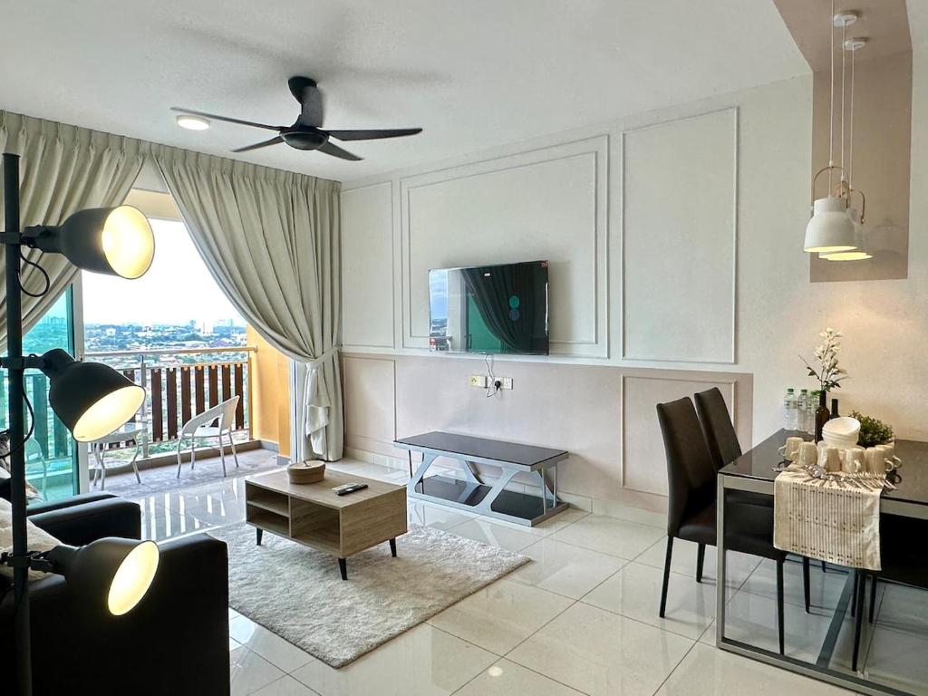 ジョホールバルにあるFamily Suite Daya KSL Residence 3B3Bのテーブルとダイニングルームのあるリビングルーム