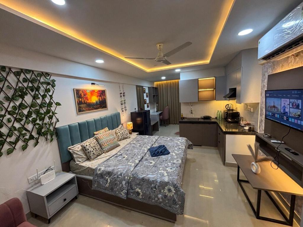 un salon avec un lit et une cuisine dans l'établissement Orchid by Oasis Homestays, à Jaipur
