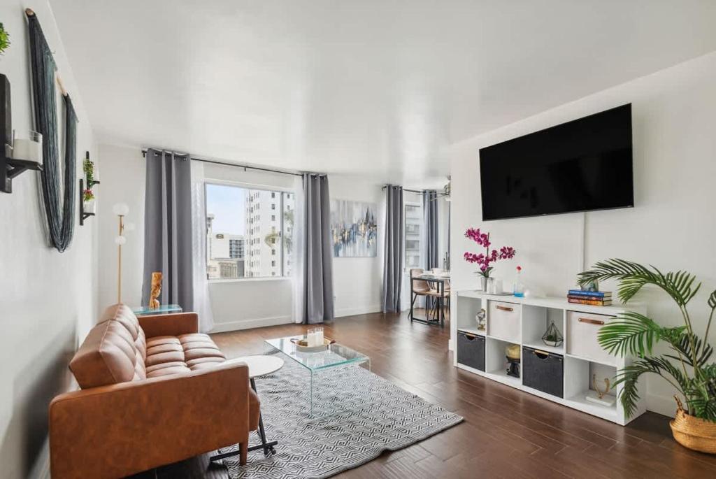 ein Wohnzimmer mit Sofa und Flachbildfernseher in der Unterkunft Shoreline Retreat in Long Beach