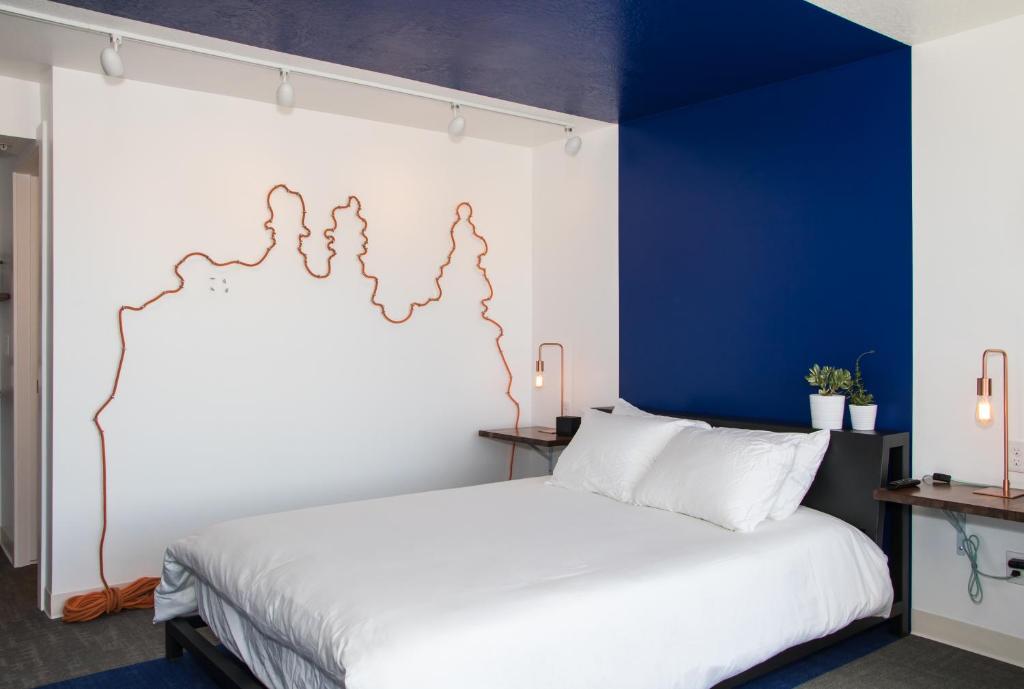 Postel nebo postele na pokoji v ubytování Skyfall Guestrooms