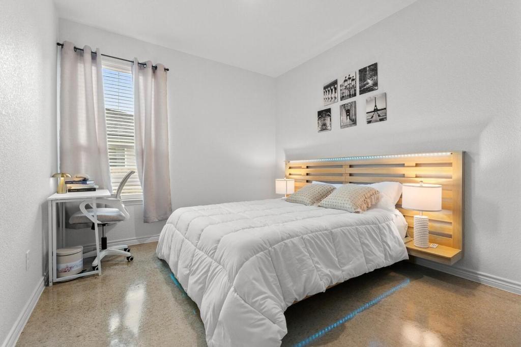 Giường trong phòng chung tại Family Friendly3BR near Baylor scott & free parking