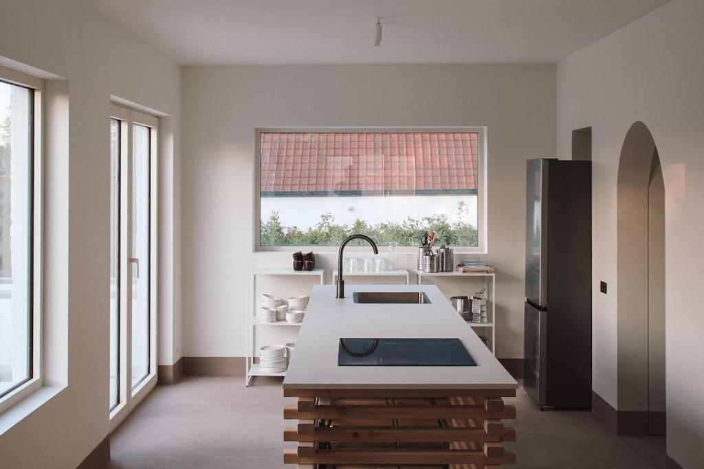 una cocina con encimera y fregadero. en Villa Kint, en Damme