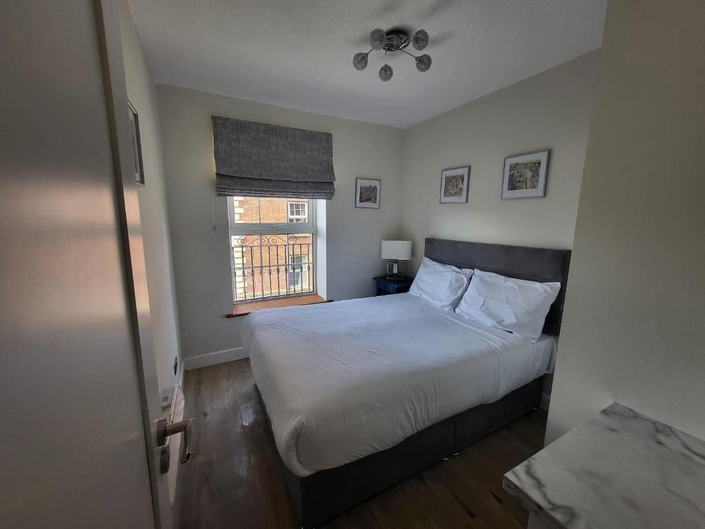 ダブリンにあるLuxury Custom Hall City Apartmentの白いベッドと窓のある寝室
